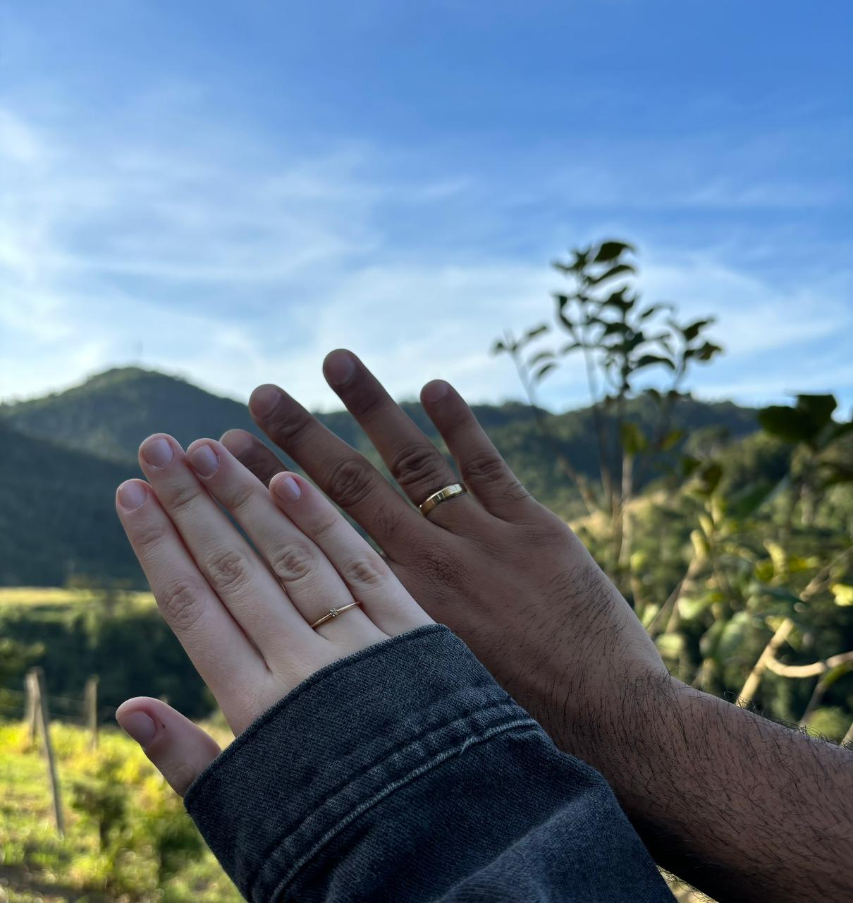 Luisa e Kawe celebrando o pedido