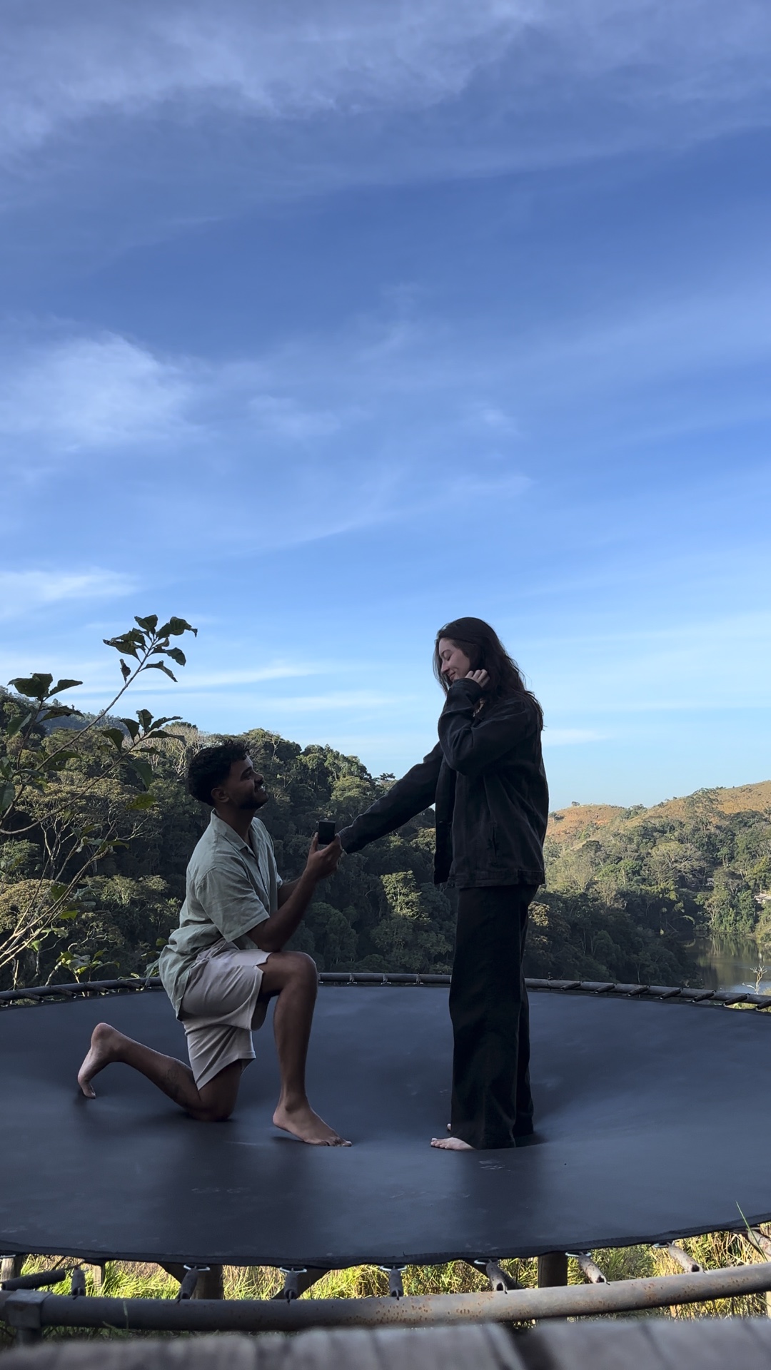 Kawe ajoelhado fazendo o pedido de casamento para Luisa