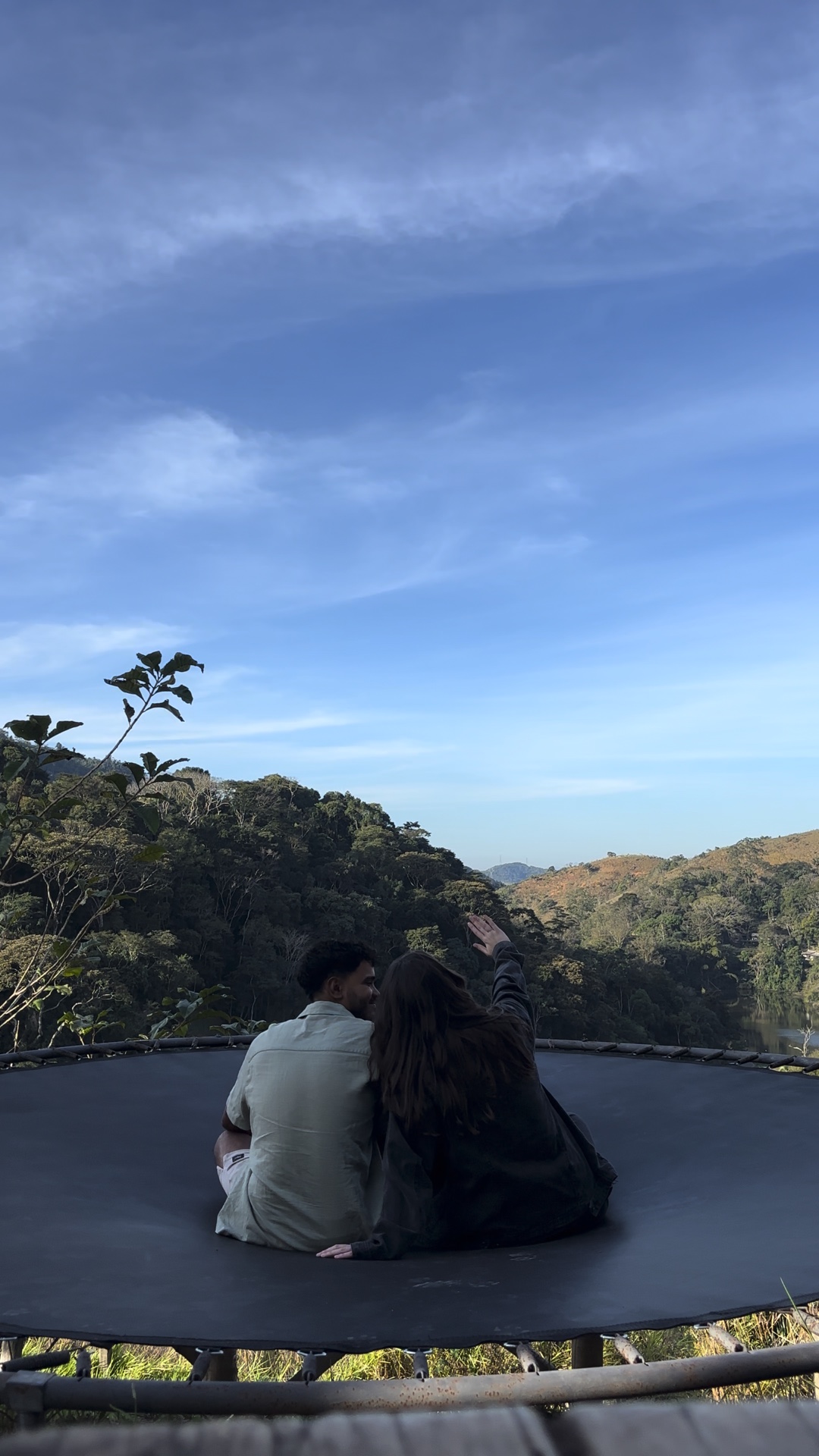 Luisa e Kawe se abra&ccedil;ando ap&oacute;s o pedido