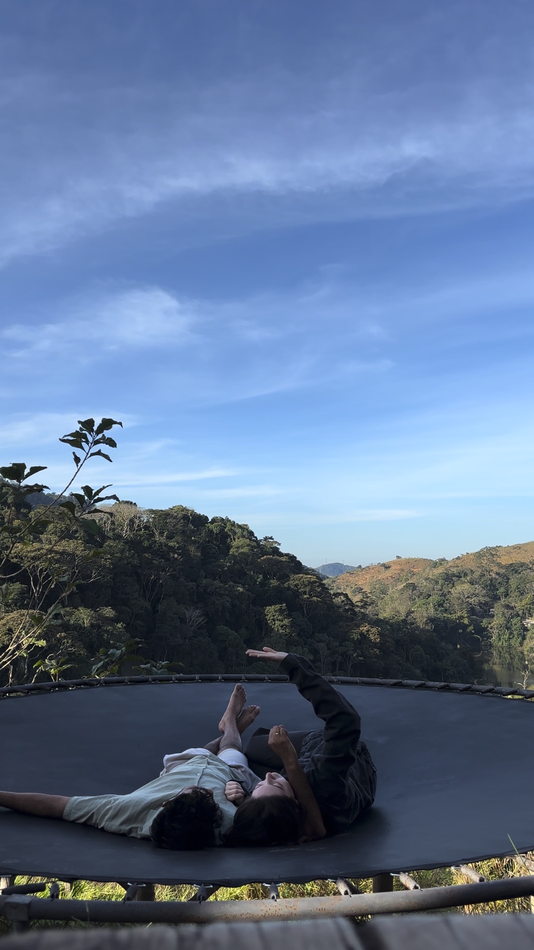 Luisa e Kawe celebrando o sim